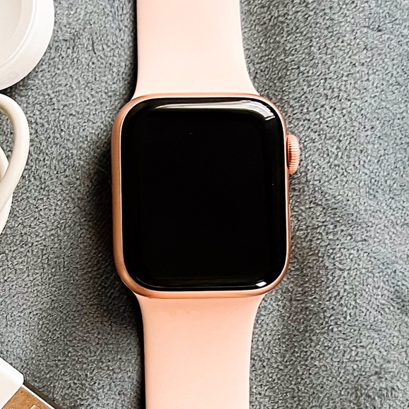 SOLD - Apple Watch Series 4 Rose Gold Titanium 40mm - Picture 2 of 6